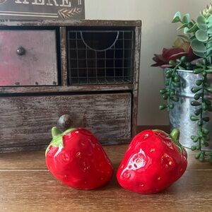 New Ceramic Strawberries salt & Pepper Shaker Set
